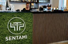 Machová stena s logom